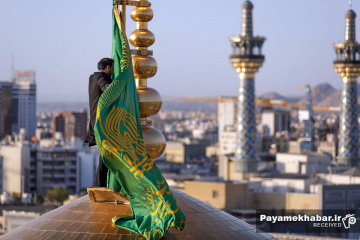 تعویض پرچم حرم مطهر حضرت امام رضا (ع)