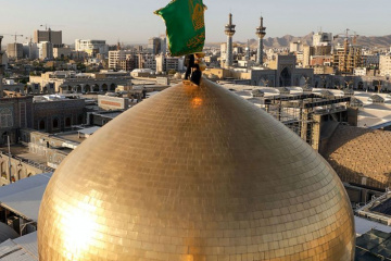 تعویض پرچم حرم مطهر حضرت امام رضا (ع)