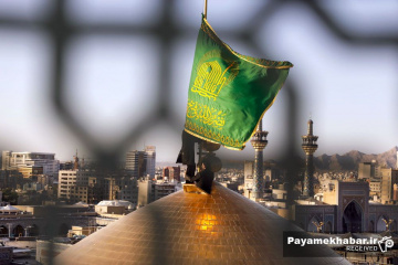 تعویض پرچم حرم مطهر حضرت امام رضا (ع)