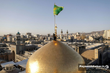 تعویض پرچم حرم مطهر حضرت امام رضا (ع)