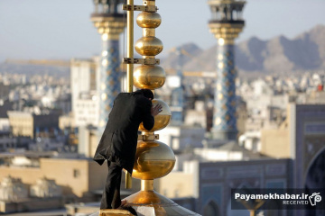 تعویض پرچم حرم مطهر حضرت امام رضا (ع)