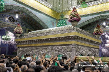 تعویض پرچم حرم مطهر حضرت امام رضا (ع)