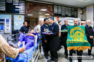عیادت خادمان موکب امام رضا (ع) از مجروحان حادثه بندر شهید رجایی