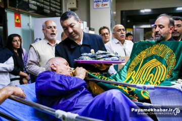 عیادت خادمان موکب امام رضا (ع) از مجروحان حادثه بندر شهید رجایی