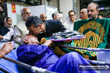 عیادت خادمان موکب امام رضا (ع) از مجروحان حادثه بندر شهید رجایی