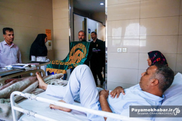 عیادت خادمان موکب امام رضا (ع) از مجروحان حادثه بندر شهید رجایی