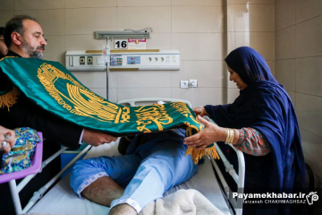 عیادت خادمان موکب امام رضا (ع) از مجروحان حادثه بندر شهید رجایی