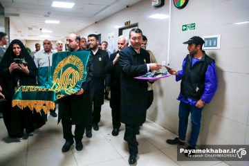 عیادت خادمان موکب امام رضا (ع) از مجروحان حادثه بندر شهید رجایی