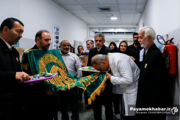 عیادت خادمان موکب امام رضا (ع) از مجروحان حادثه بندر شهید رجایی