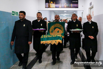 عیادت خادمان موکب امام رضا (ع) از مجروحان حادثه بندر شهید رجایی