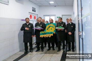 عیادت خادمان موکب امام رضا (ع) از مجروحان حادثه بندر شهید رجایی