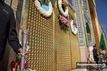 تعویض پرچم حرم مطهر امام رضا (ع)