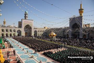 تعویض پرچم حرم مطهر امام رضا (ع)