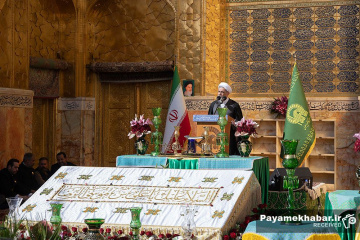 تعویض پرچم حرم مطهر امام رضا (ع)