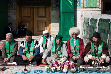 تعویض پرچم حرم مطهر امام رضا (ع)