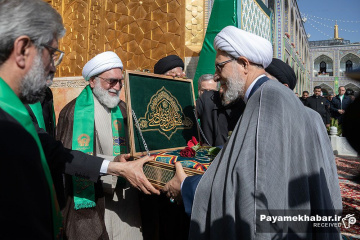 تعویض پرچم حرم مطهر امام رضا (ع)