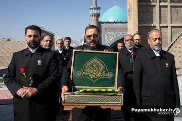 تعویض پرچم حرم مطهر امام رضا (ع)