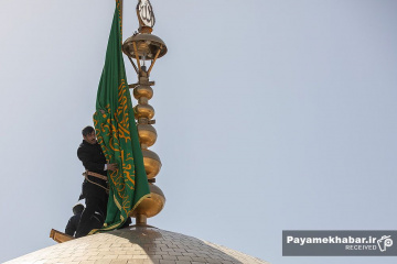 تعویض پرچم حرم مطهر امام رضا (ع)