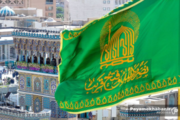 تعویض پرچم حرم مطهر امام رضا (ع)