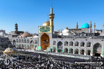 تعویض پرچم حرم مطهر امام رضا (ع)