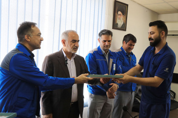   جعفر قادری، در جمع کارگران ایران خودرو فارس