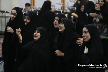 وداع خانواده شهدای حملات آمریکایی صهیونی با پیکر شهدا