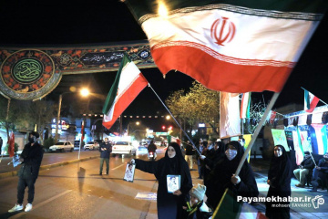 مردم در میدان در شب چهارشنبه سوری