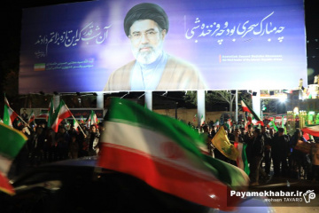 مردم در میدان در شب چهارشنبه سوری