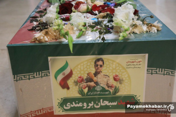 وداع خانواده شهدای حملات آمریکایی - صهیونی با پیکر شهدا