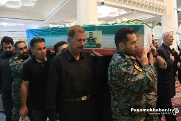 وداع خانواده شهدای حملات آمریکایی - صهیونی با پیکر شهدا