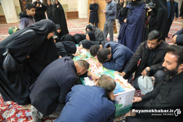 وداع خانواده شهدای حملات آمریکایی - صهیونی با پیکر شهدا
