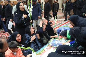 وداع خانواده شهدای حملات آمریکایی - صهیونی با پیکر شهدا