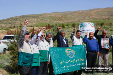 کاشت نهال توسط خادمیاران رضوی فارس در شیراز به نیت شهدای جنگ رمضان