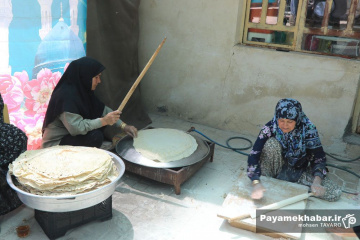 پخت نان سنتی برای رزمندگان در روستای اکبرآباد کوار استان فارس