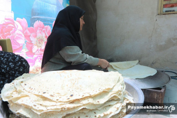 پخت نان سنتی برای رزمندگان در روستای اکبرآباد کوار استان فارس