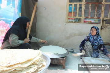 پخت نان سنتی برای رزمندگان در روستای اکبرآباد کوار استان فارس
