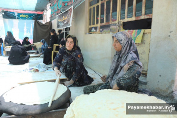 پخت نان سنتی برای رزمندگان در روستای اکبرآباد کوار استان فارس
