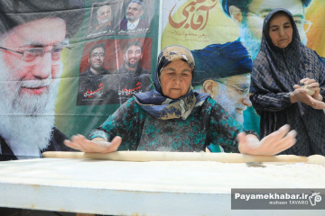 پخت نان سنتی برای رزمندگان در روستای اکبرآباد کوار استان فارس