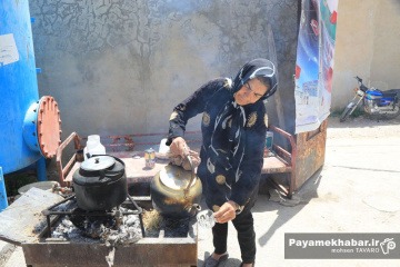 پخت نان سنتی برای رزمندگان در روستای اکبرآباد کوار استان فارس