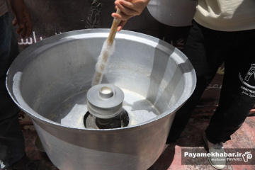 پخت نان سنتی برای رزمندگان در روستای اکبرآباد کوار استان فارس