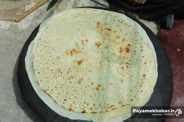 پخت نان سنتی برای رزمندگان در روستای اکبرآباد کوار استان فارس