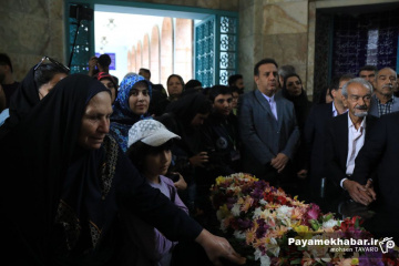 گلباران آرامگاه سعدی شیرازی