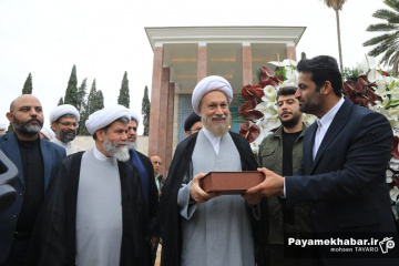 گلباران آرامگاه سعدی شیرازی