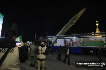 رونمایی از موشک قیام در تجمع مردمی میدان امام حسین (ع) شیراز