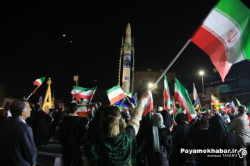 رونمایی از موشک قیام در تجمع مردمی میدان امام حسین (ع) شیراز