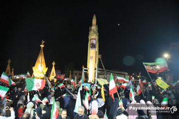 رونمایی از موشک قیام در تجمع مردمی میدان امام حسین (ع) شیراز