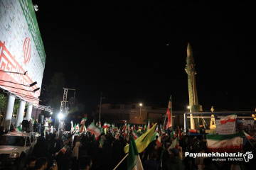 رونمایی از موشک قیام در تجمع مردمی میدان امام حسین (ع) شیراز