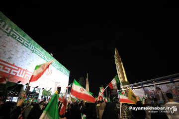 رونمایی از موشک قیام در تجمع مردمی میدان امام حسین (ع) شیراز