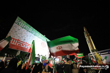 رونمایی از موشک قیام در تجمع مردمی میدان امام حسین (ع) شیراز