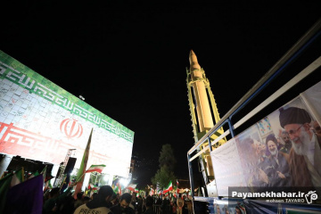 رونمایی از موشک قیام در تجمع مردمی میدان امام حسین (ع) شیراز